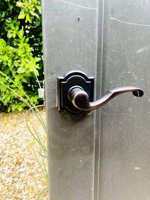 Installation of passage lever on outdoor gate