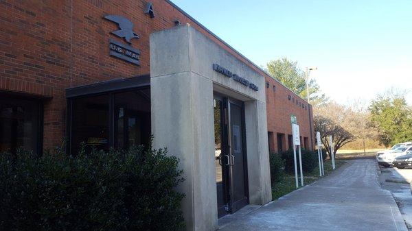 What a beautiful brown stone post office! Easy in easy out! Lots of parking!