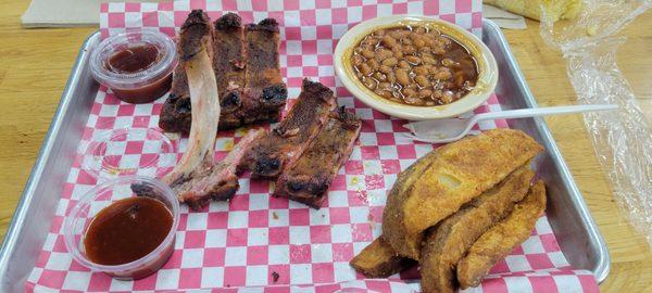 Rib slab platter with baked beans and wedges