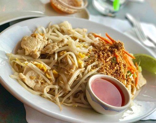 Classic Pad Thai with Chicken