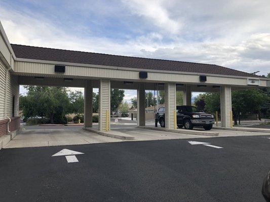 Friday, May 31, 2019: drive-thru lanes of former credit union. Now it is just employee parking.