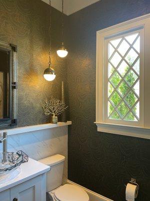 Stylish wallpaper-installation in a powder bath.