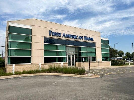 The exterior of the First American Bank Louis-Joliet Mall branch