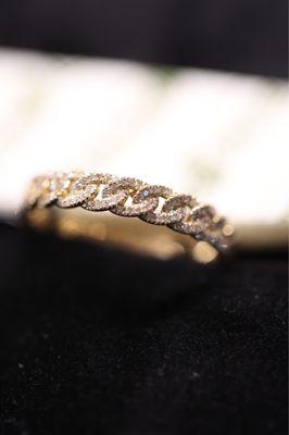 Falsely advertised noticeable "reinforced piece of gold" on the Pave Diamond Chain Ring