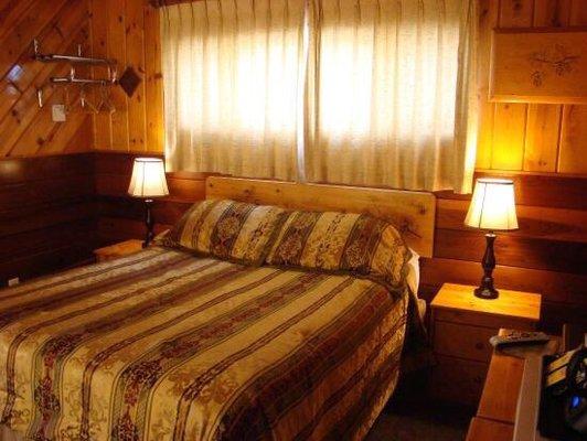 Quaint woodsy decor, comfy clean bed.