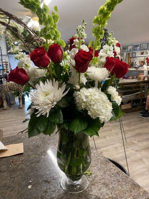 Romanticism Fresh Floral Arrangement, Perfect for Birthday, Anniversary and more.