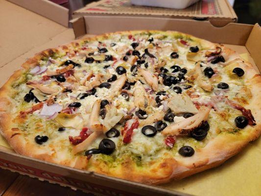 Pesto Chicken Pizza (4.25/5)