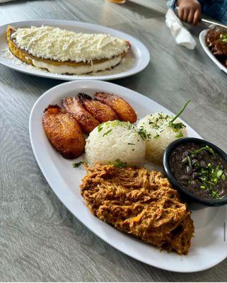 CACHAPA CON QUESO Y PABELLON CRIOLLO .! DEMASIADO BUENO