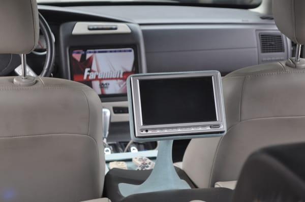 12" screen in the dash and 7" rear seat floating tv