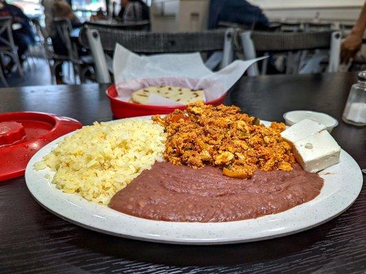 huevos con chorizo (sausage & eggs)