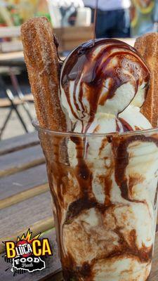 Delicioso helado con churro.