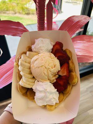 Sundae with peach ice cream