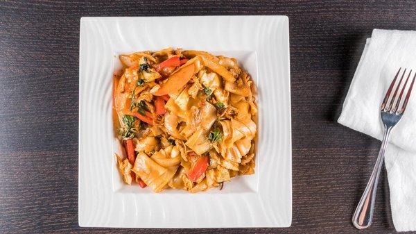 Pa Ke Mao（Drunken noodles）thick rice noodle stir fried with bell peppers，tomatoes，carrots，basil and choice of protein