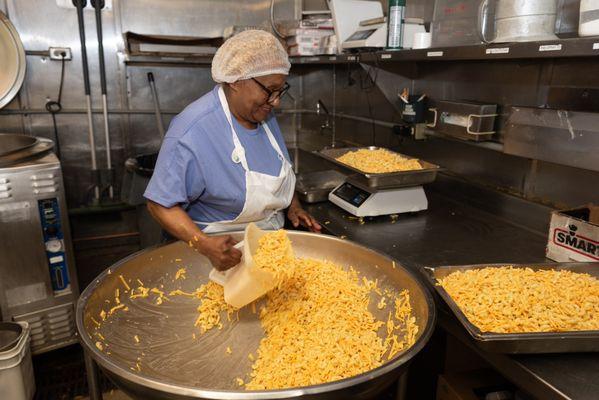 Mac and cheese preparation