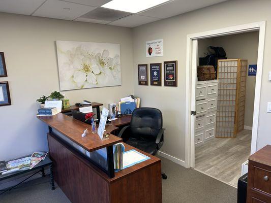 A welcoming front desk in Novato where staff greets patients for PRP injections for Prolotherapy treatment.