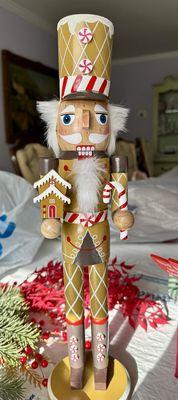 Finally, a nutcracker without blemishes. Yeah!