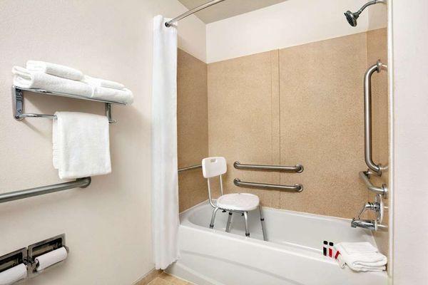 Guest room bath (accessible)