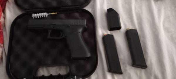 10rds & G17 gen3 stock and speedloader.