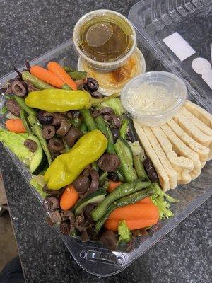 Mediterranean Salad with Hummus and Pita