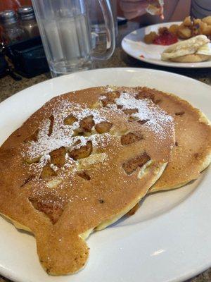 Apple cinnamon pancakes