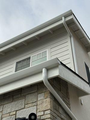 Flat face gutter with round downspout