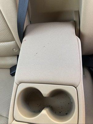 Dirty console (dirty rag was left on the floor of rear passenger seat - not seen in this picture)