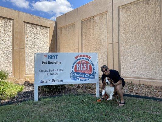 Marvin gives Gruene Barks and Rec two paws up!