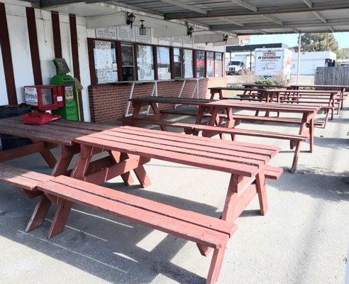 Love the outdoor dining space!