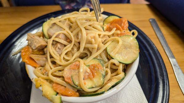 Thai bowl, with chicken. Very tasty! Good thick noodles and a lot of chicken mixed in.