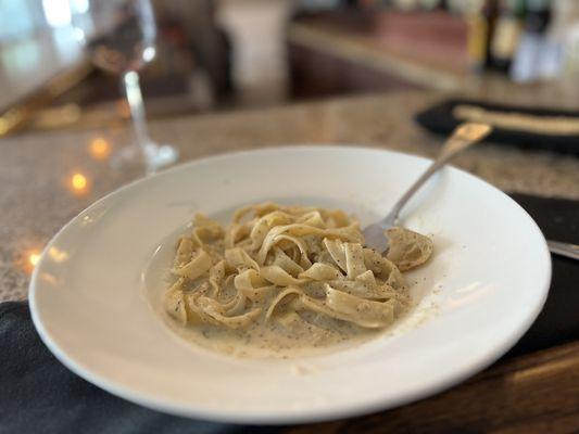 Cacio de Pepe. Pasta is just right Al dente, pecorino cheese sauce, robust as it should be. This is the place.  Magnificó.