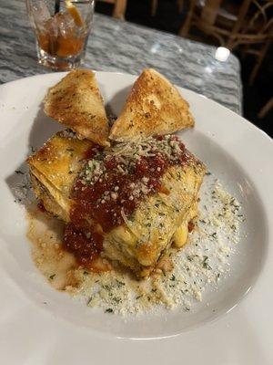 Lasagna and garlic bread