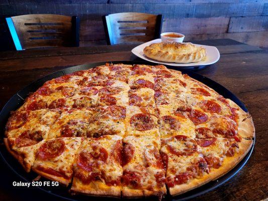 18" Thin Crust Pepperoni and Large Calzone