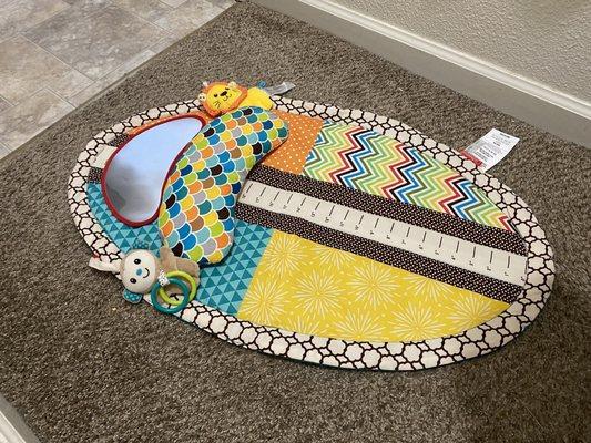 Used but like new condition tummy time mat. One of the few items that I brought into sell.