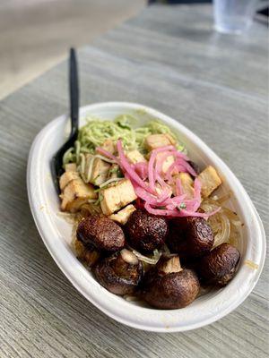 Regular bowl: pesto & asian noodles, Tofu, pickled red onions, mushrooms