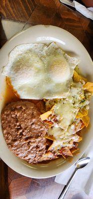 Especial de desayuno: Chilaquiles y dos huevos