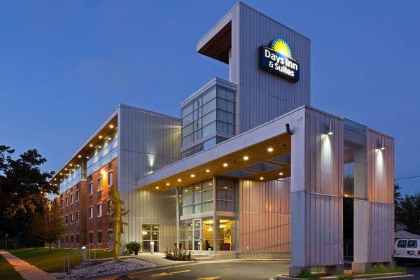 Days Inn & Suites Milwaukee