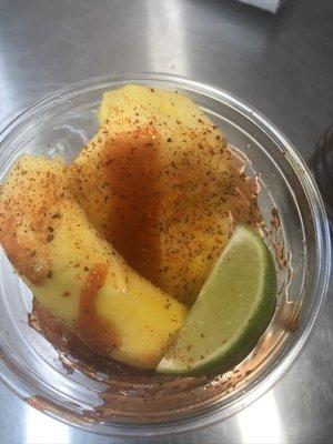 Mango con limon, sal, chamoy, y Tajín. 
Mango with lime, salt, red sauce, and chili pepper.