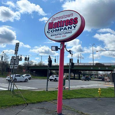 Street sign for Jamestown Mattress on 3145 W Henrietta Rd in Rochester