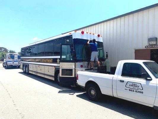 Goleta & Santa Barbara auto glass & windshield repair. Professional RV, motor home and coach rock chip repair & windshield replacement