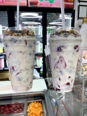 Fresa con Crema with granola and chocolate chips