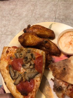 Awesome personal pizza and wings!!!