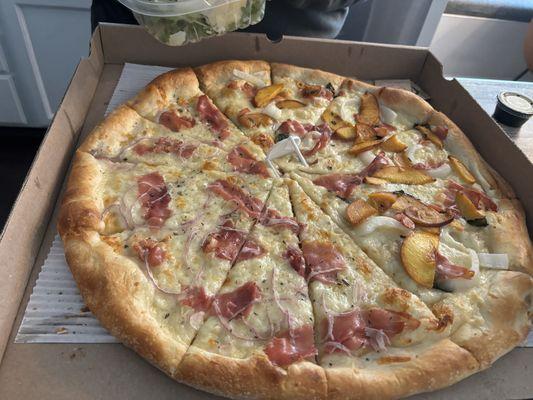 Prosciutto pear pizza