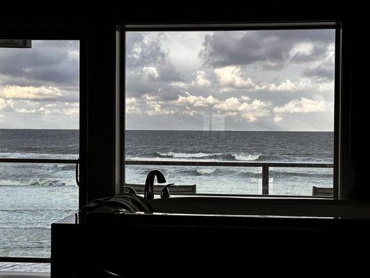 Tub looking out over the ocean.