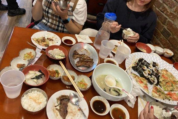 Mandu guk, Haemul pageon, kalbi, but-gogó sushi rolls