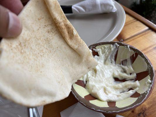 Pita bread with garlic sauce