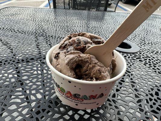 Single scoop of brownie in a cup. Despite it being a large scoop, they will not do half-and-half for the small size.