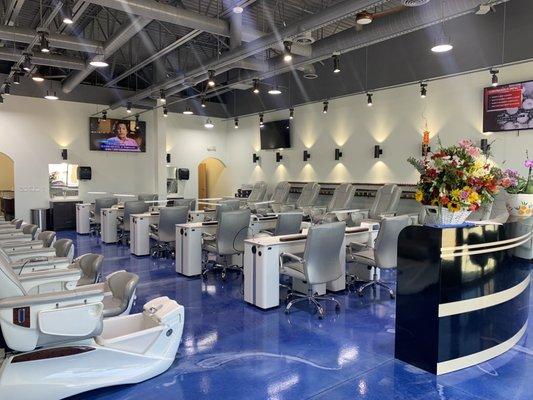 Brand new salon! Lots of tables and chairs.