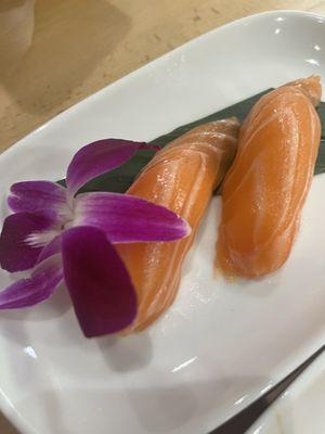 Salmon nigiri