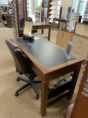 Glasses dispensing station/contact lens training station.