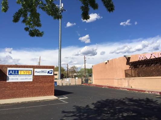 This is NOT a stand-alone post office tho it looks autonomous. To the left of the Monroe's Restaurant  No flag pole!